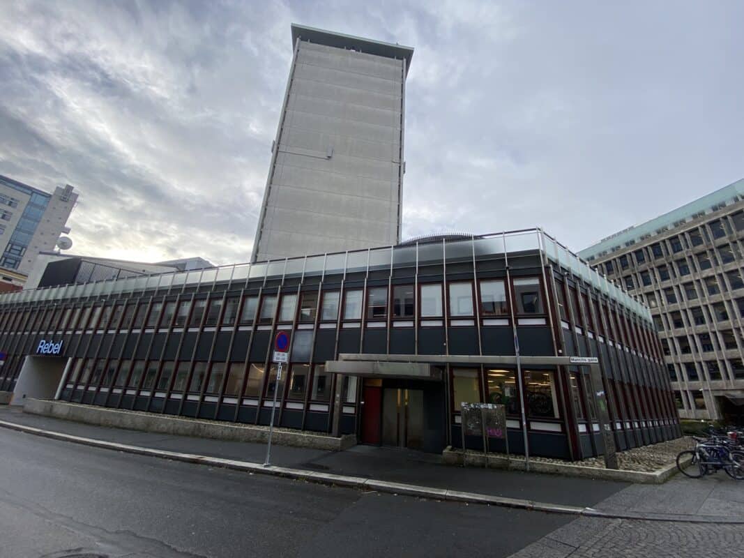 Bilde viser en høy og en lavere bygg ved St.Olavs plass i Oslo