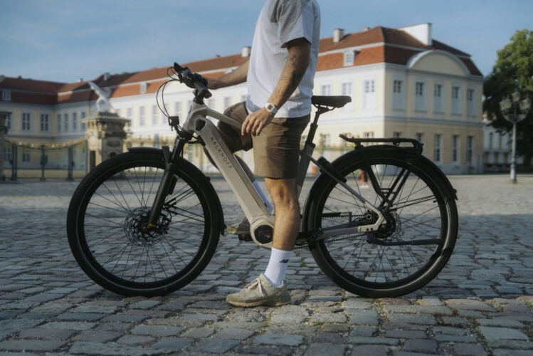 bilde av en mann på en elsykkel fra Kalkhoff. En slott i bakgrunnen