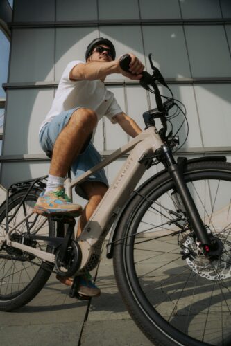 bilde av en mann som sitter på en Kalkhoff elsykkel